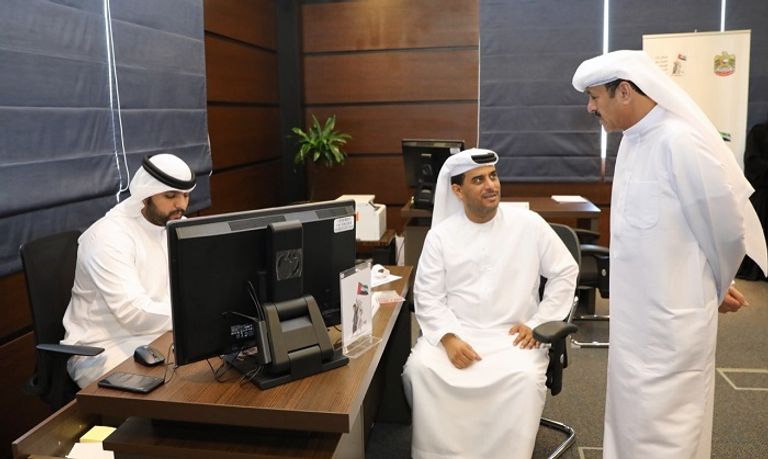 مرشحة أثناء تقديم الطلب في مركز التسجيل