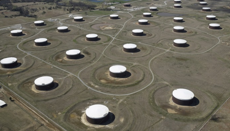 خزانات لتخزين النفط الخام - رويترز