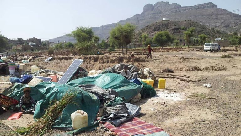 أحد مخيمات نزوح الكدحة قبالة منطقة البيرين اليمنية