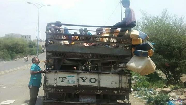 أحد مخيمات نزوح الكدحة قبالة منطقة البيرين اليمنية