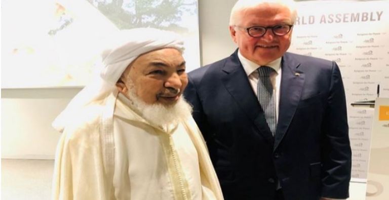 الشيخ عبدالله بن بيه رئيس مجلس الإمارات للإفتاء الشرعي مع المشاركين في المؤتمر