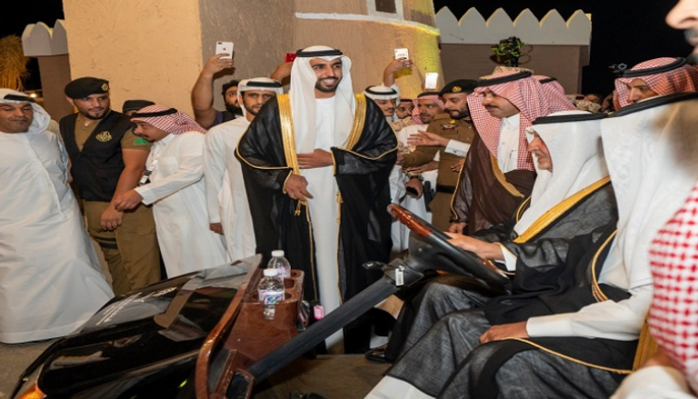 الأمير خالد الفيصل يزور جناح دولة الإمارات في مهرجان سوق عكاظ