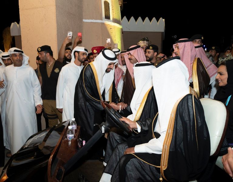 الأمير خالد الفيصل يزور جناح دولة الإمارات في مهرجان سوق عكاظ