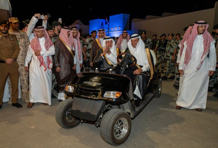 الأمير خالد الفيصل يزور جناح دولة الإمارات في مهرجان سوق عكاظ