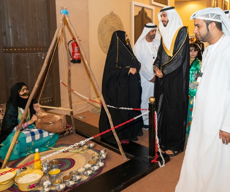 الأمير خالد الفيصل يزور جناح دولة الإمارات في مهرجان سوق عكاظ