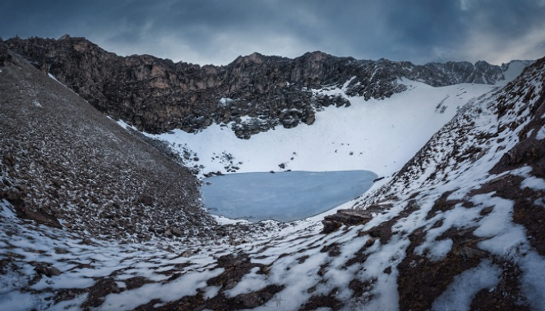 "بحيرة الرفات" في جبال الهيمالايا  
