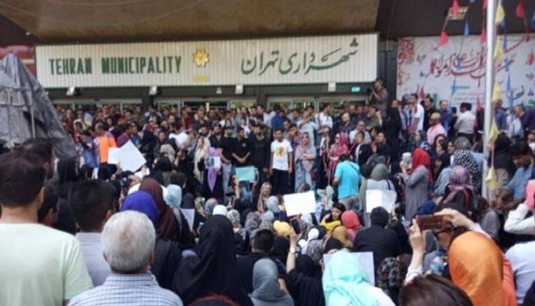 العشرات يتظاهرون أمام بلدية طهران
