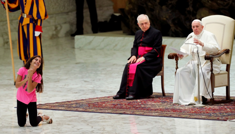 البابا فرنسيس يشير لرجال الأمن بعدم التعرّض لفتاة
