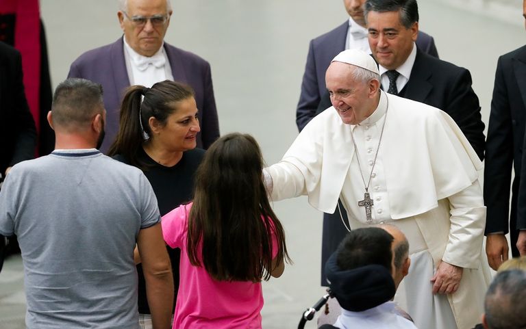 البابا فرنسيس يشير لرجال الأمن بعدم التعرّض لفتاة