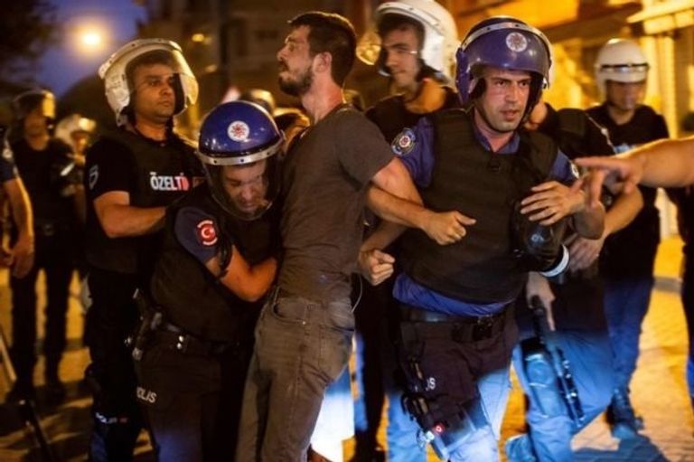 أمن أردوغان يقمع مظاهرة رافضة لعزل رؤساء البلديات المنتخبين قمع الشرطة التركية للمتظاهرين