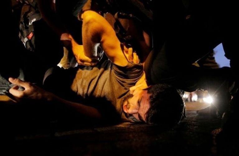 أمن أردوغان يقمع مظاهرة رافضة لعزل رؤساء البلديات المنتخبين قمع الشرطة التركية للمتظاهرين