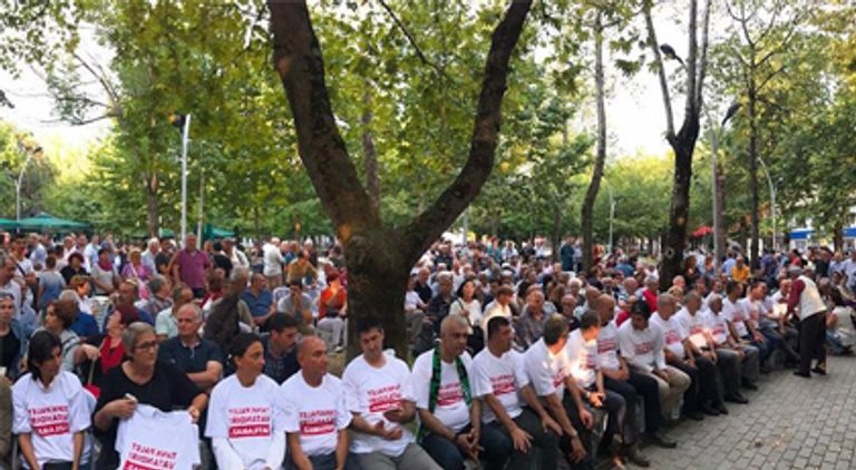 جانب من مظاهرات الأتراك ضد بيع مصنع الدبابات لقطر