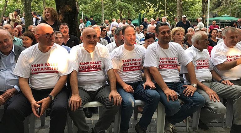 جانب من مظاهرات الأتراك ضد بيع مصنع الدبابات لقطر