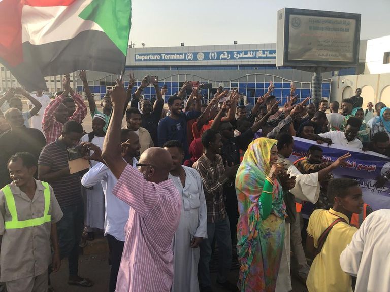 سودانيون يرحبون بوصول حمدوك إلى الخرطوم