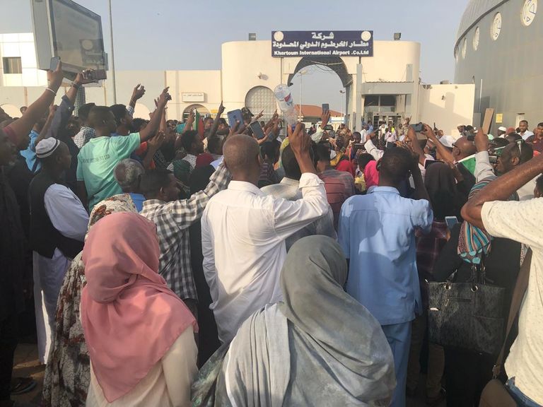 سودانيون يرحبون بوصول حمدوك إلى الخرطوم