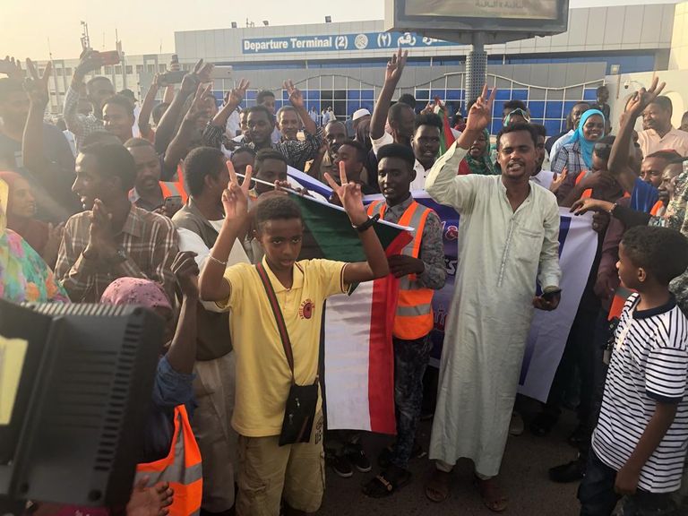 سودانيون يرحبون بوصول حمدوك إلى الخرطوم