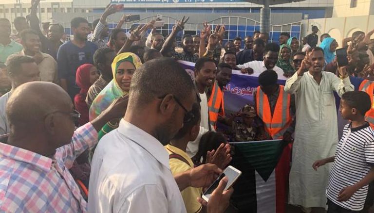 سودانيون يرحبون بوصول حمدوك إلى الخرطوم