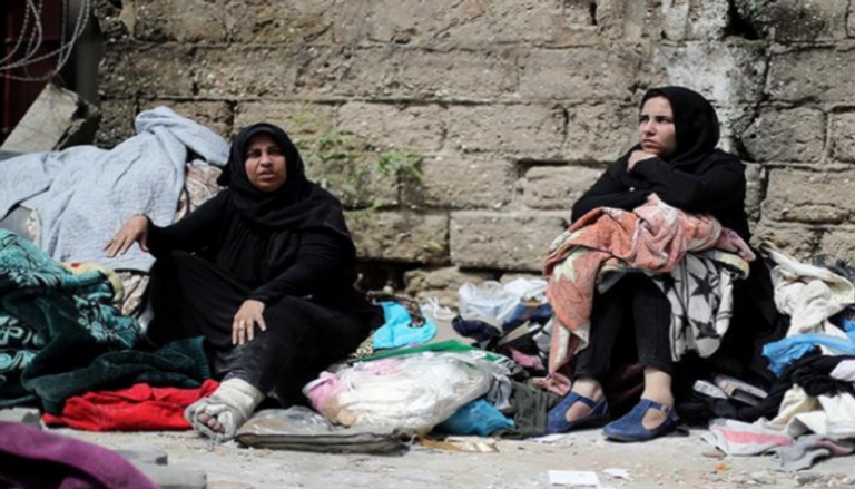 فلسطينيتان أمام أنقاض منزلهما الذي هدمه الاحتلال بغزة