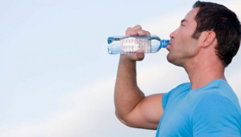 الجزيئات البلاستيكية في مياه الشرب لا تمثل تهديدا صحيا كبيرا