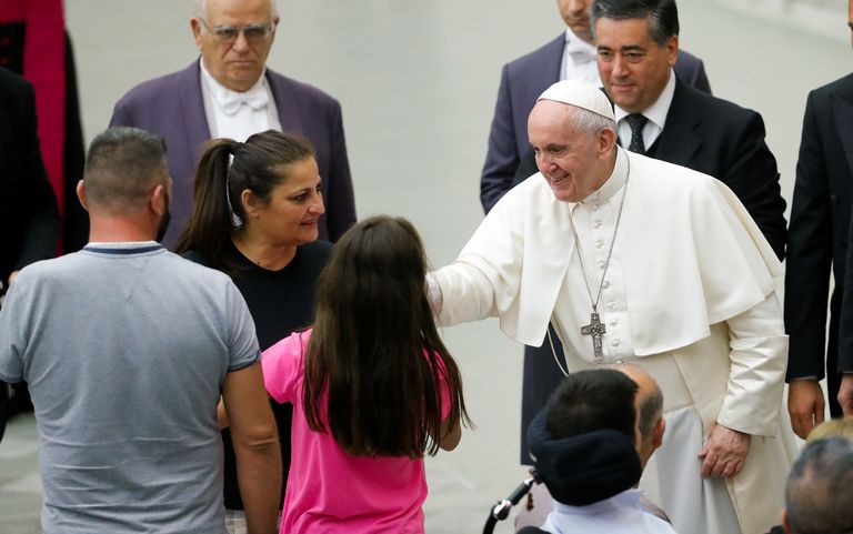 البابا يلقي عظته بينما الطفلة ترقص على المسرح