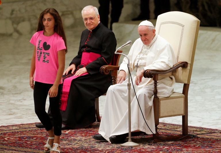 البابا يلقي عظته بينما الطفلة ترقص على المسرح