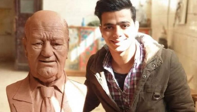 النحات الشاب مع تمثال حسن حسني 