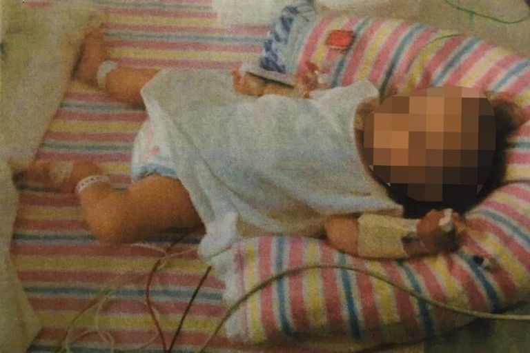 الزوجان عقب الخروج من المحكمة 