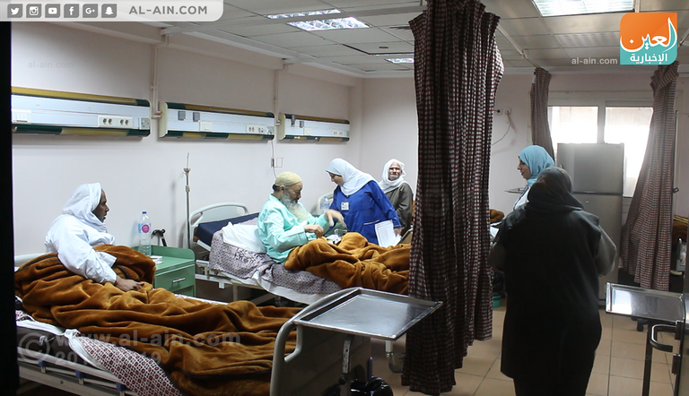 مرضى بإحدى غرف المعهد الدكتور حاتم أبو القاسم عميد معهد الأورام القومي المصري