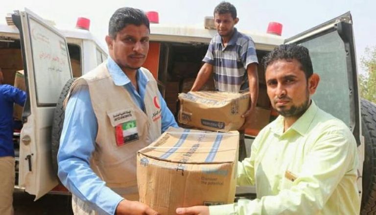 هيئة الهلال الأحمر الإماراتي تُسلِّم شحنة أدوية في حيس اليمنية