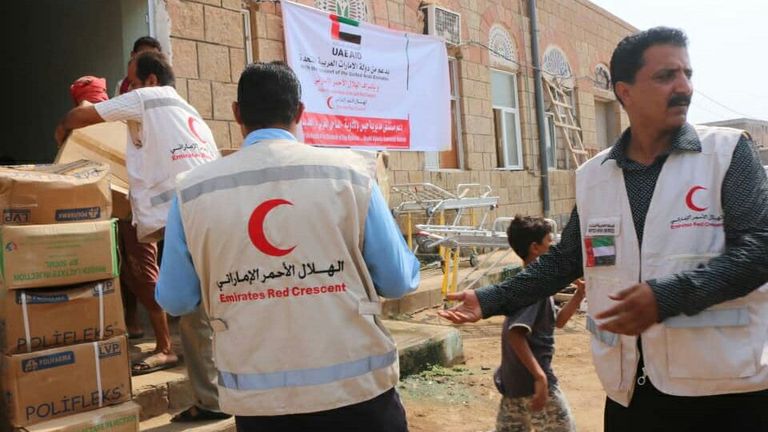 هيئة الهلال الأحمر الإماراتي تُسلِّم شحنة أدوية في حيس اليمنية