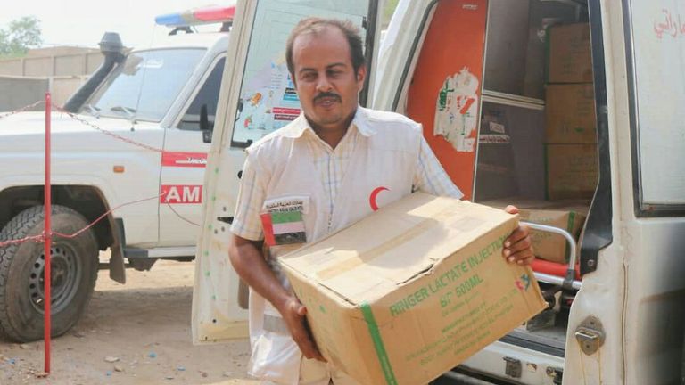 هيئة الهلال الأحمر الإماراتي تُسلِّم شحنة أدوية في حيس اليمنية