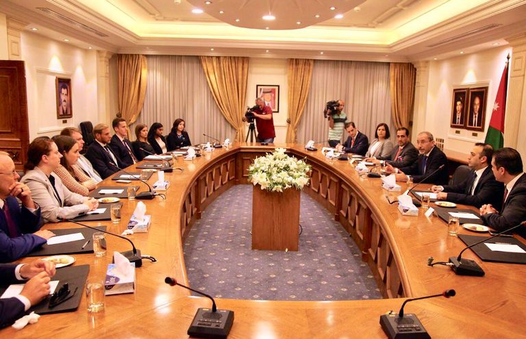 العاهل الأردني الملك عبدالله الثاني خلال لقاء الوفد الأمريكي