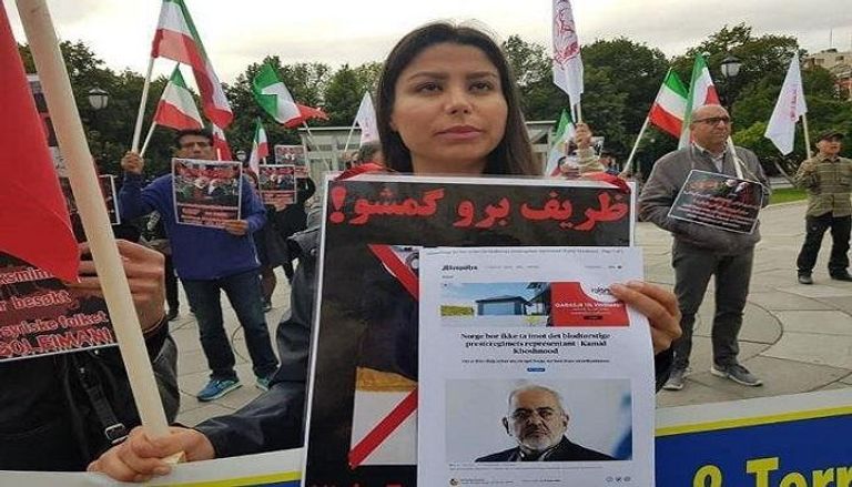 الجالية الإيرانية في النرويج تظاهرت ضد زيارة ظريف للبلاد