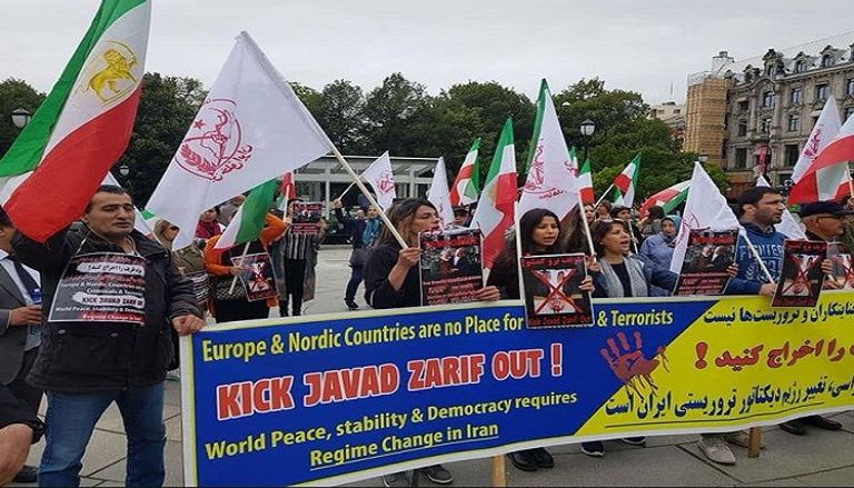 الجالية الإيرانية في النرويج تظاهرت ضد زيارة ظريف للبلاد