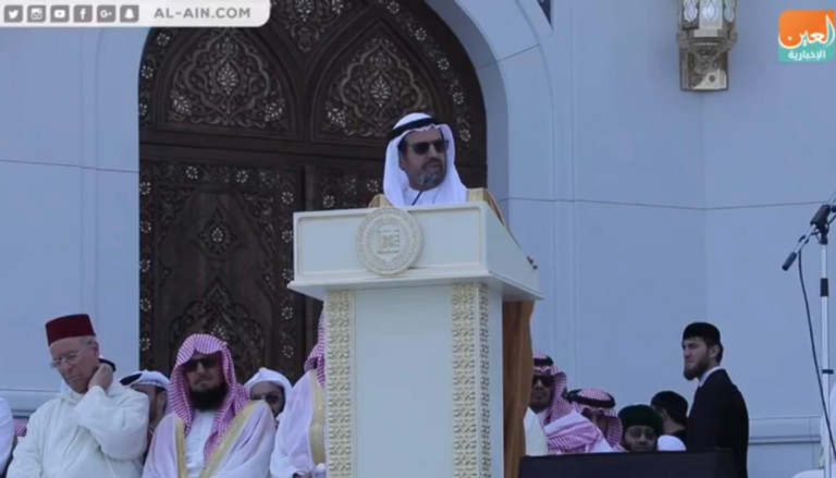 الدكتور علي راشد النعيمي يتحدث خلال افتتاح مسجد 