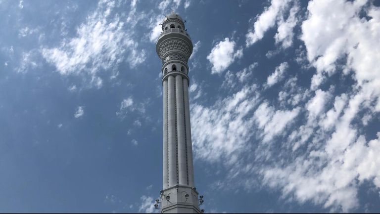 الدكتور علي راشد النعيمي يتحدث خلال افتتاح مسجد