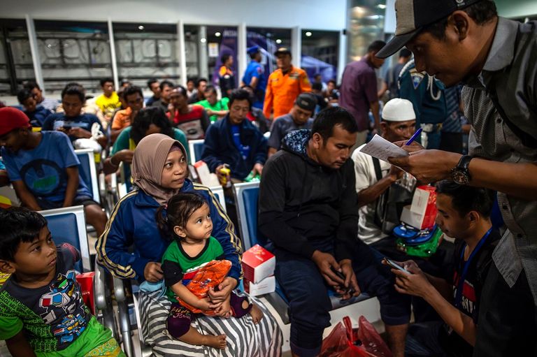 جرى إنقاذ ما لا يقل عن 250 شخصاً