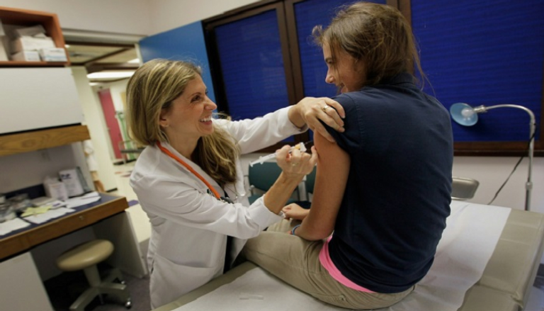 طبيبة تلقح فتاة ضد فيروس الورم الحليمي في ميامي