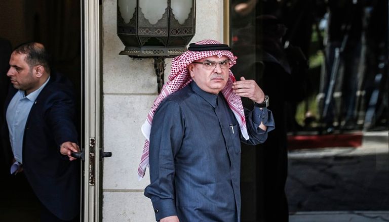 العمادي هاربا من غضب فلسطيني بغزة - أرشيفية