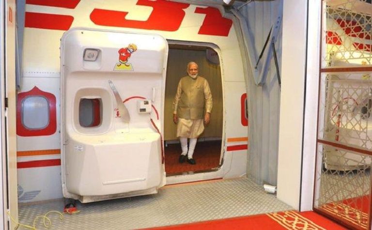 رئيس الوزراء الهندي لدى وصوله الإمارات