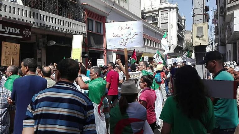 رفض للجنة الحوار وبقاء رموز نظام بوتفليقة في الجمعة 27 من مظاهرات الجزائر مظاهرات الجمعة الـ27 بالجزائر