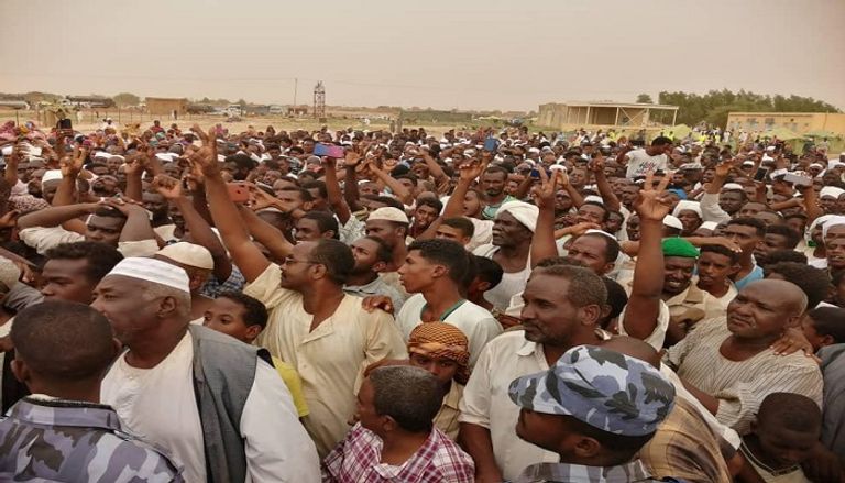 حمدوك خلال زيارته لمنطقة الجيلي لتفقد حجم الأضرار