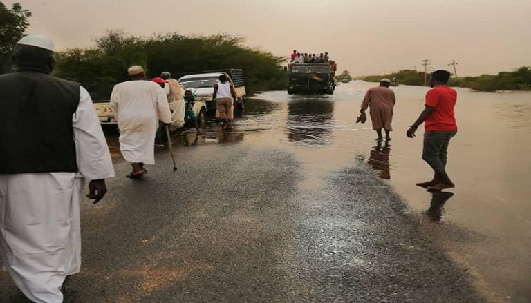 حمدوك خلال زيارته لمنطقة الجيلي لتفقد حجم الأضرار