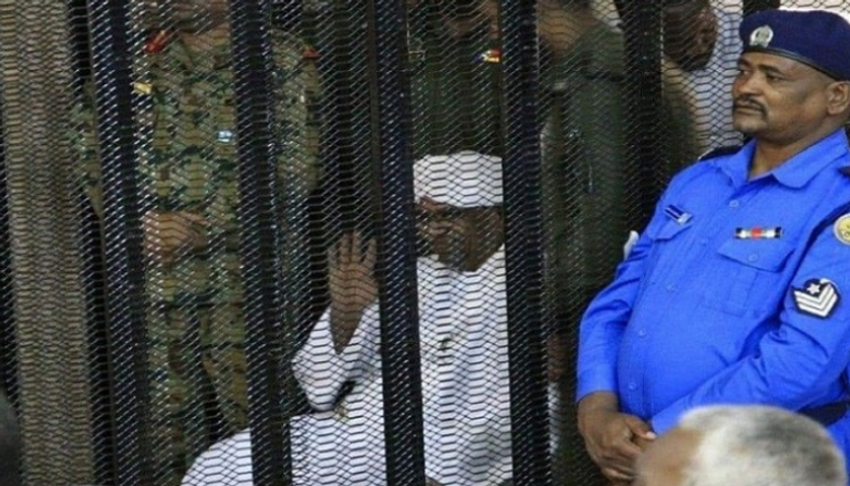 الرئيس السوداني المعزول عمر البشير في قفص الاتهام