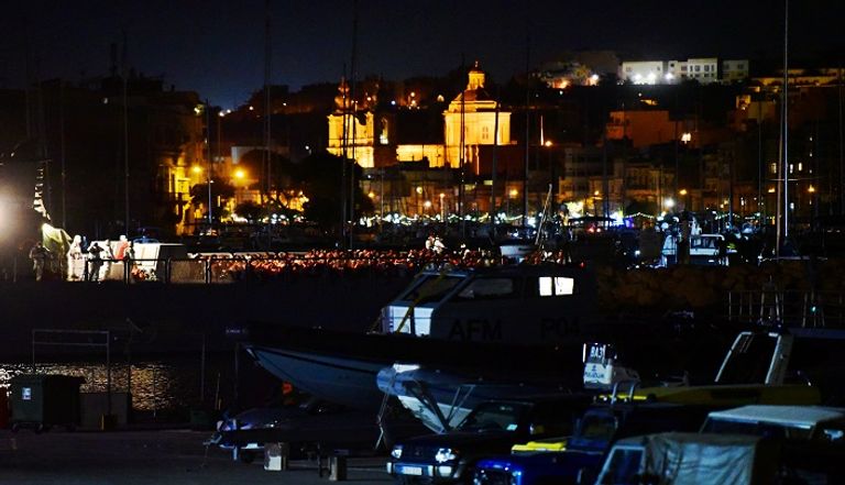 وصول المهاجرين من السفينة