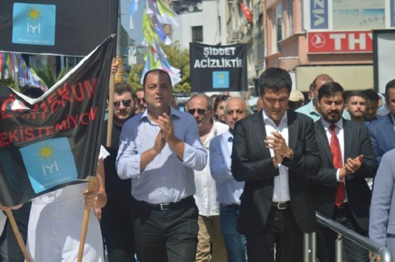 جانب من الوقفة الاحتجاجية التي نظمها حزب 