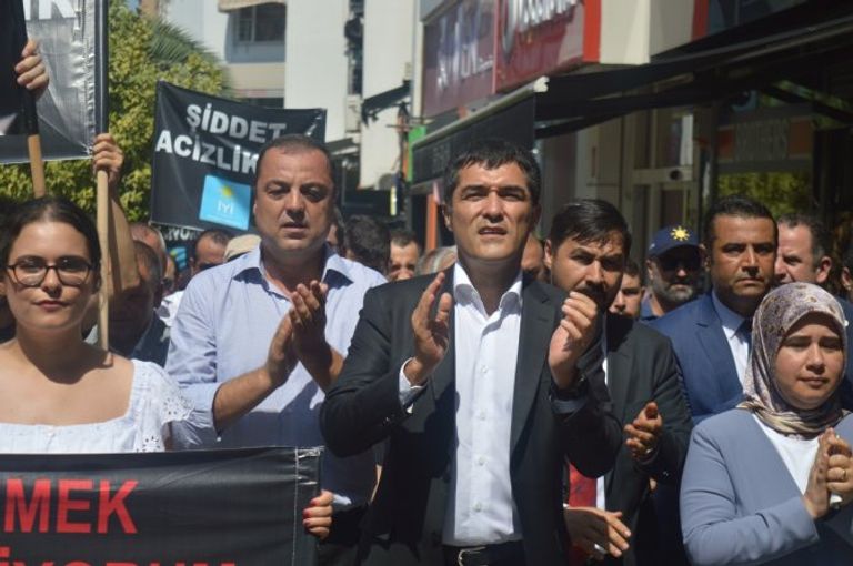 جانب من الوقفة الاحتجاجية التي نظمها حزب 