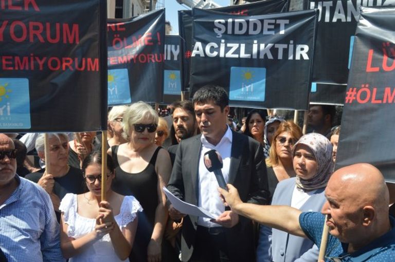 جانب من الوقفة الاحتجاجية التي نظمها حزب 