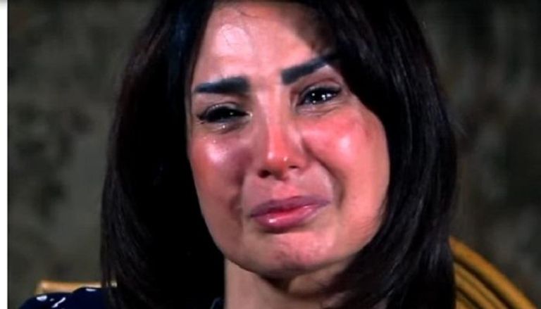 الفنانة المصرية أمل رزق  متأثرةً بأزمتها الصحية
