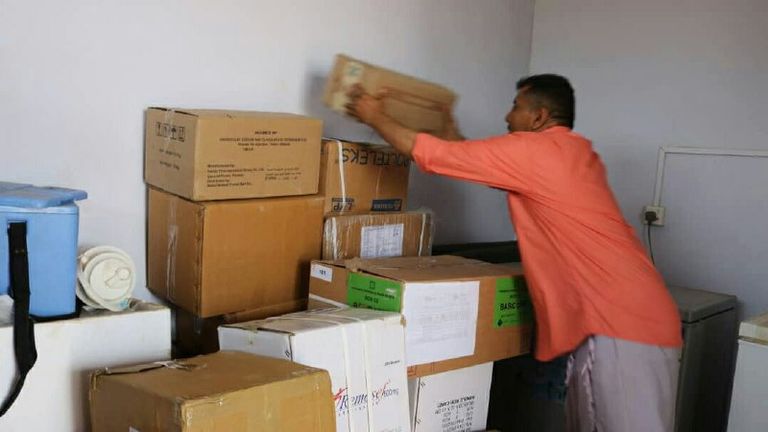 الهلال الأحمر الإماراتي يسلم كمية من الأدوية لمستشفى المخا